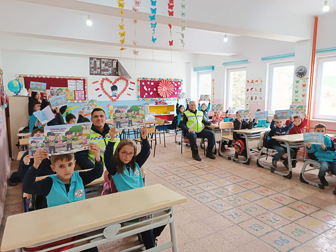 Sinop İl Jandarma Komutanlığı tarafından Bölgemizde bulunan Okullarda Eğitim Gören Öğrencilere Trafik Eğitimi Verilmiştir